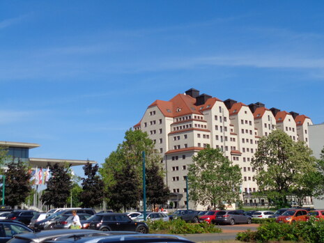 Hotel neben dem Kongresszentrum Dresden, blauer Himmel mit Bäumen 